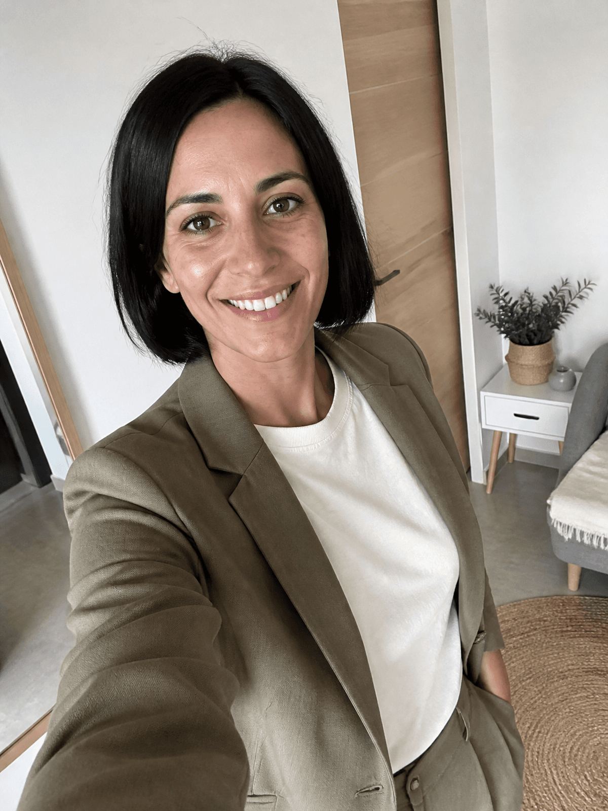 Mouna, 34